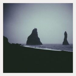 دانلود موسیقی بی کلام یک جشنواره به تنهایی می رود (Hátíð fer að höndum ein) اثر هوگر